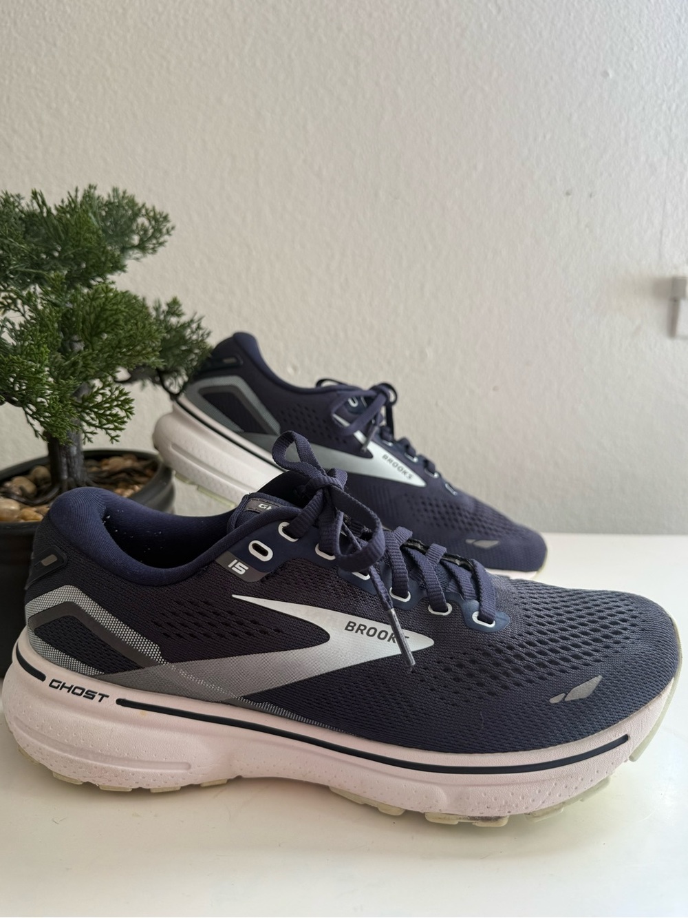 Brooks Ghost 15 Women size 8 Running Shoes in Navy with White Accents
